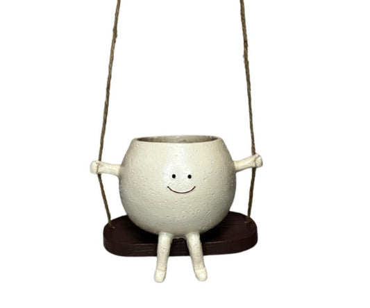 Macetero Columpio Clásico - cerámica esmaltada con carita y piernas colgado en columpio de madera
